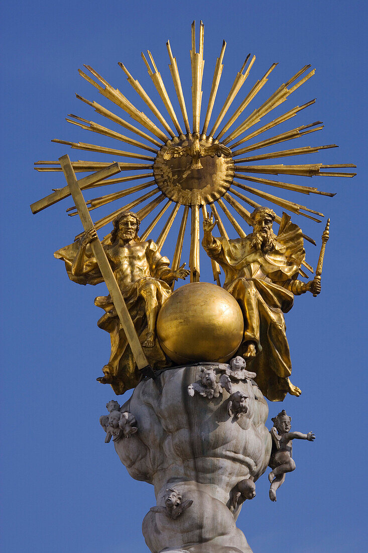 Spitze der barocken Dreifaltigkeitssäule, auch Pestsäule genannt auf dem Hauptplatz, Linz, Oberösterreich, Österreich