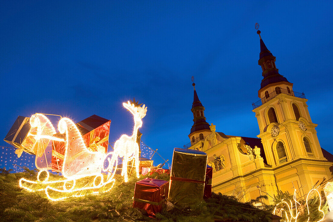 Weihnachtsmarkt und die evangelische Stadtkirche, Marktplatz, Ludwigsburg, Baden-Württemberg, Deutschland