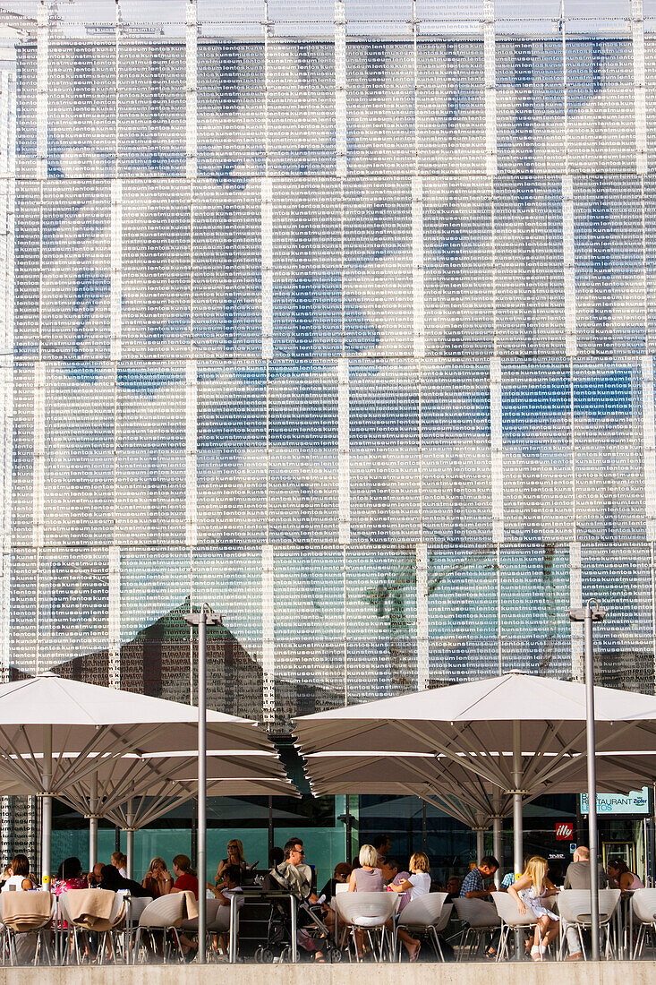 Café und Fassade, Lentos Kunstmuseum für moderne und zeitgenössische Kunst, Linz, Oberösterreich, Österreich