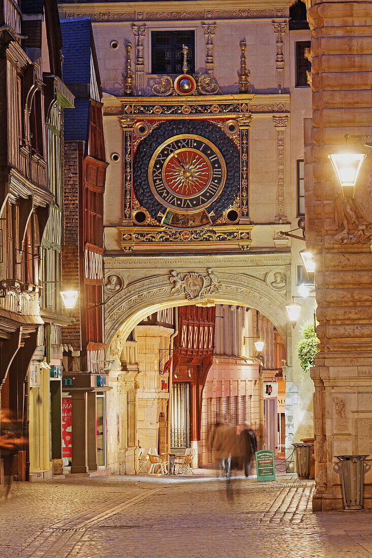 Rue du Gros Horloge und die astronomische Uhr, Rouen, Seine-Maritime, Normandie, Frankreich