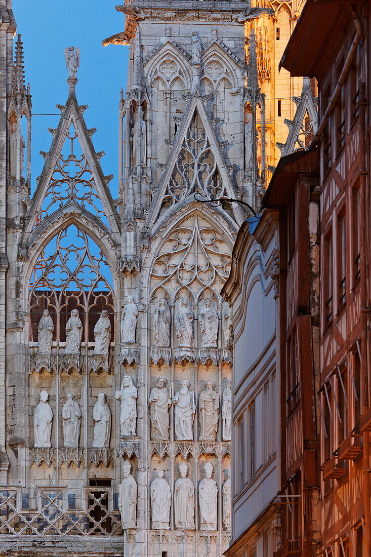 Fassaden der Rue du Gros Horloge und Kathedrale Notre-Dame de l'Assomption, Rouen, Normandie, Frankreich