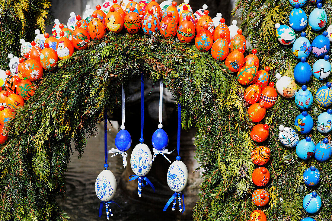 Osterdekoration am Brunnen beim ehemaligen Kloster Ebrach, Oberfranken, Bayern, Deutschland