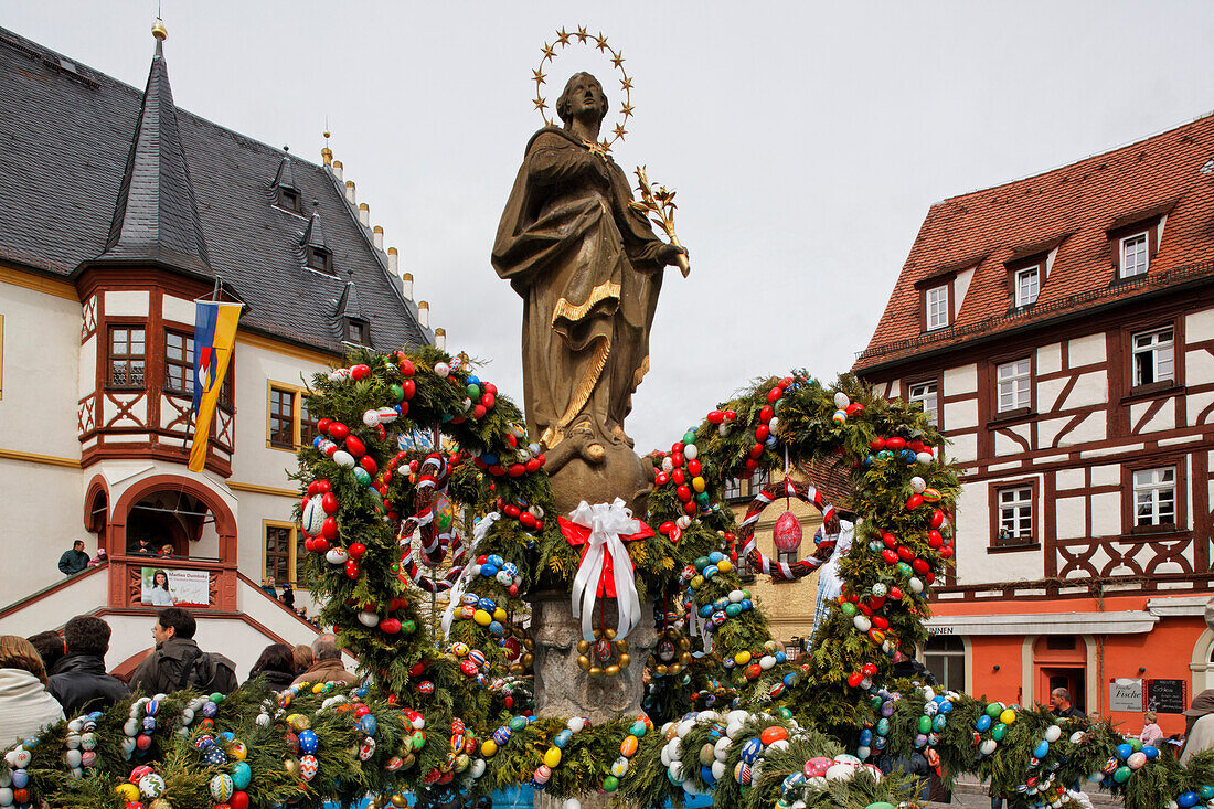 Mit Ostereiern geschmückter Brunnen am Marktplatz, Volkach, Unterfranken, Bayern, Deutschland