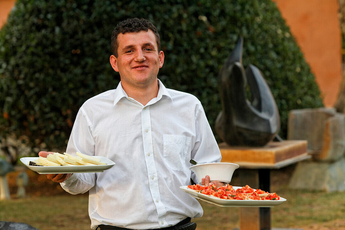 Bedienung mit Antipasti, Room service, Hotel Villa Mangiacane, San Casciano Val di Pesa, Toskana, Italien