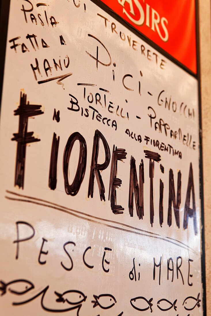 Restaurantschild mit toskanischen Spezialitäten, Toskana, Italien
