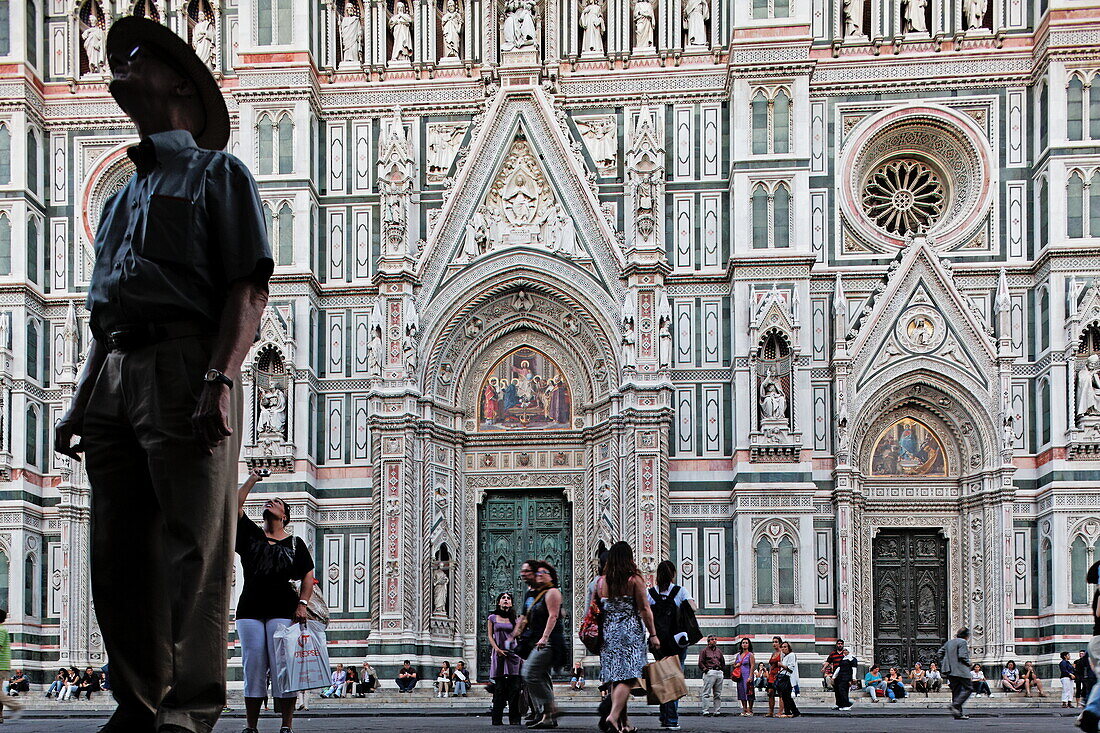 Tourists in front of the facade of the cathedral, Kathedrale Santa Maria del Fiore, Florence, Tuscany, Italy