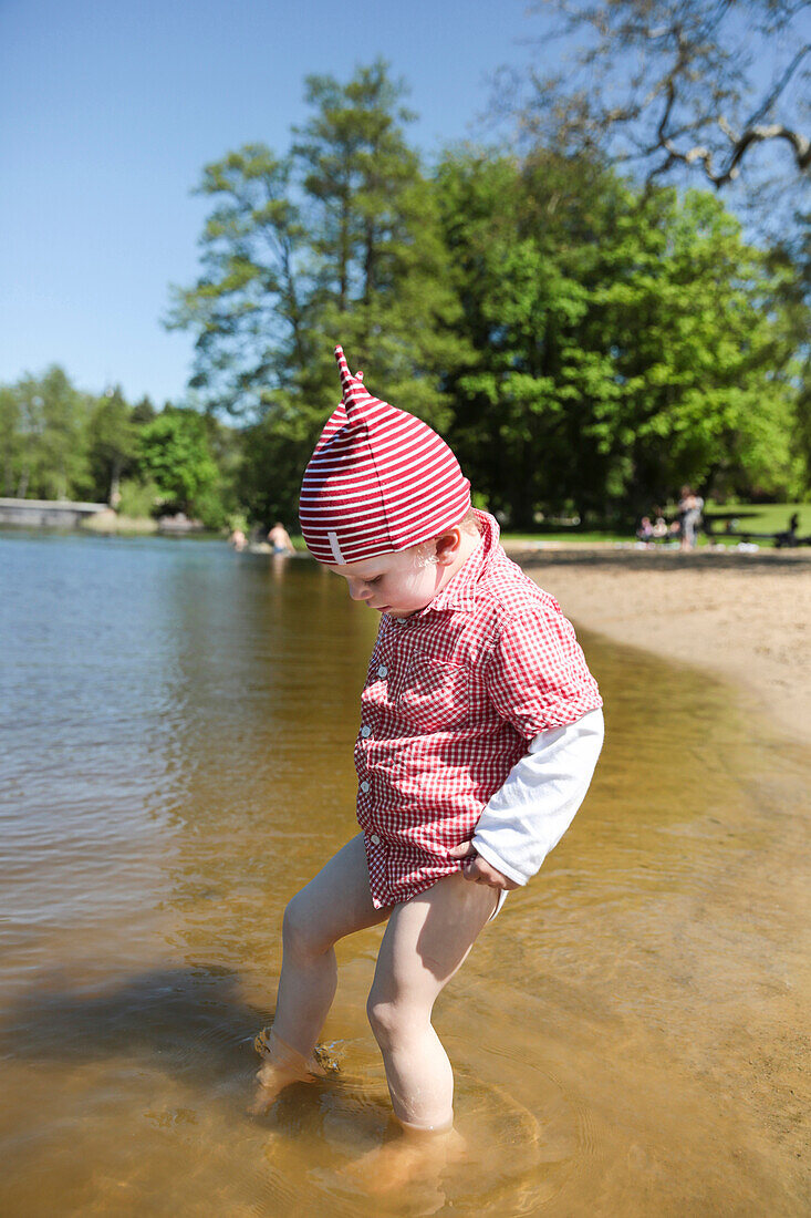 Junge (2 Jahre) steht im Küchenteich, Park und Schloss Boitzenburg, Boitzenburg, Uckermark, Brandenburg, Deutschland