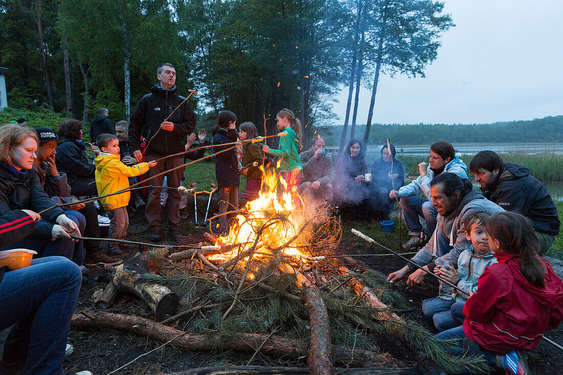 Lagerfeuer auf dem Zeltplatz am Ellbogensee, Mecklenburgische Seenplatte, Mecklenburg-Vorpommern, Deutschland