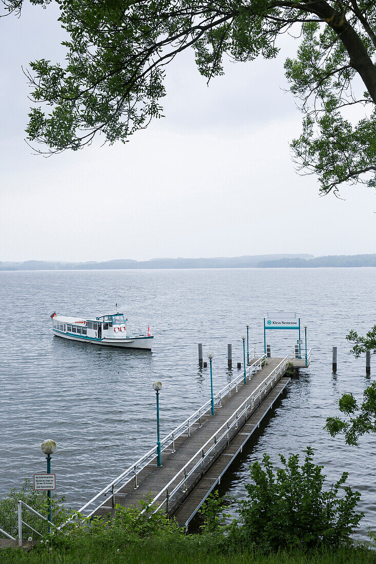 Fähre auf dem Tollensesee, Mecklenburgische Seenplatte, Mecklenburg-Vorpommern, Deutschland