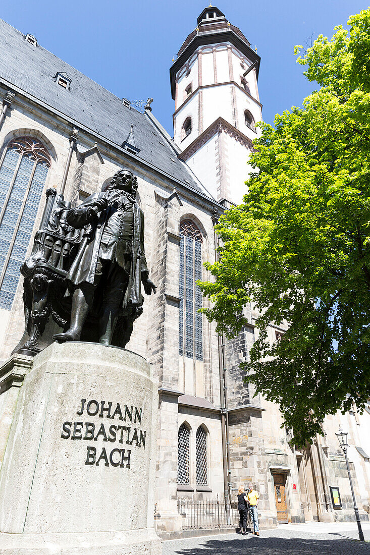 Johann Sebastian Bach Denkmal, Thomaskirche im Hintergrund, Leipzig, Sachsen, Deutschland
