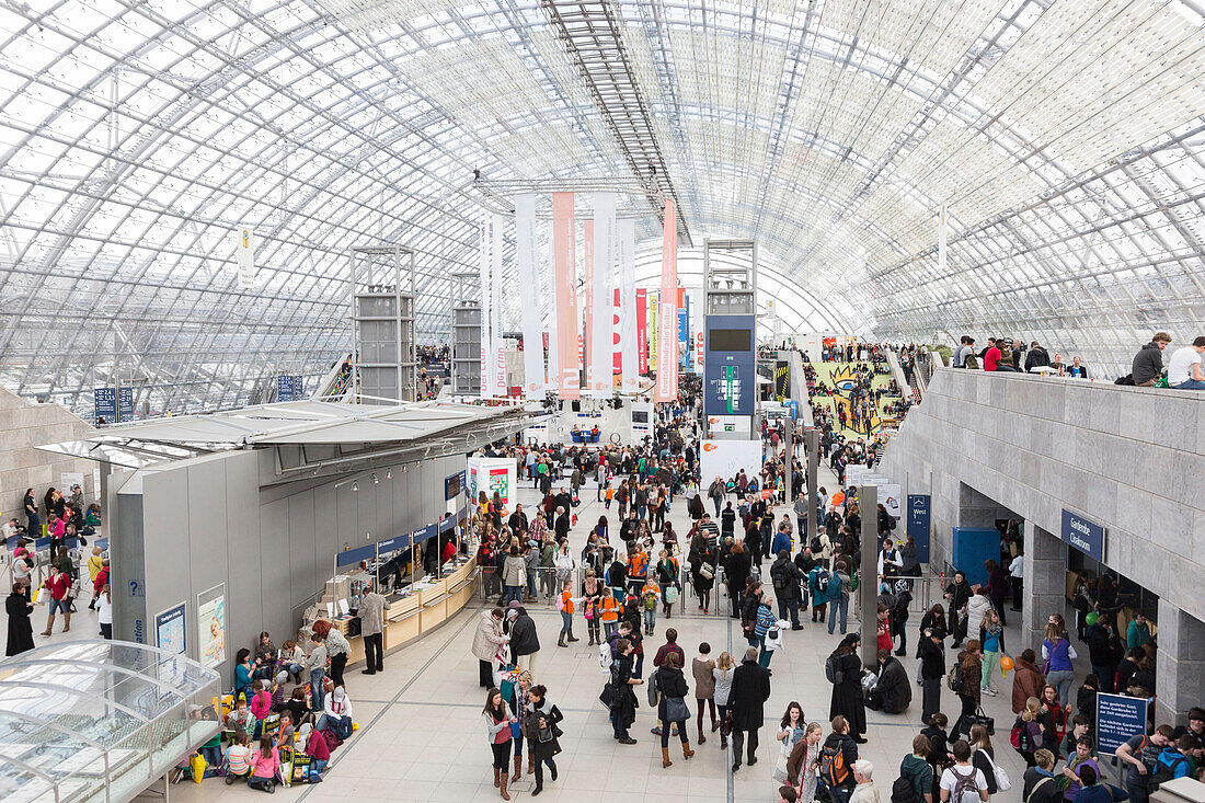 Besucher in der Glashalle der Leipziger Messe, Leipzig, Sachsen, Deutschland