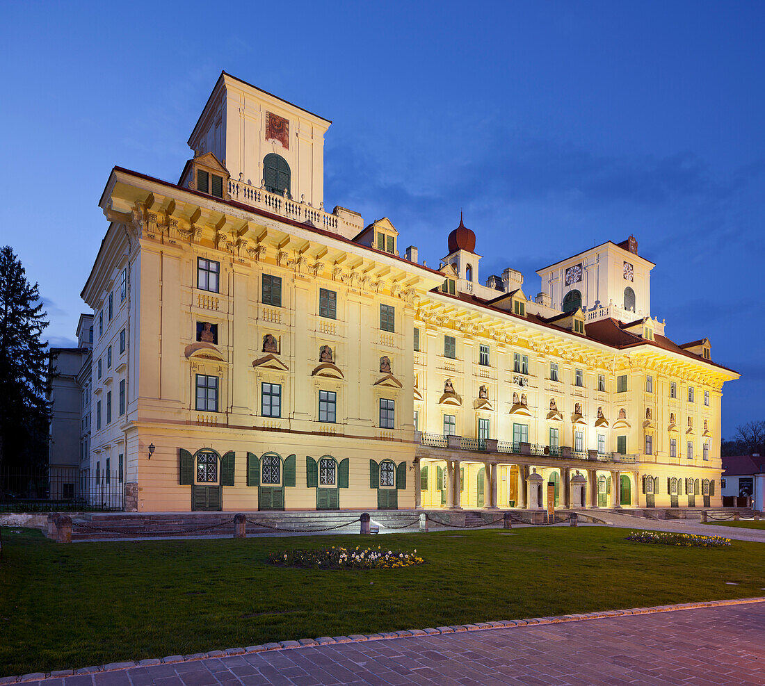 Schloss Esterházy im Abendlicht, Eisenstadt, Burgenland, Österreich