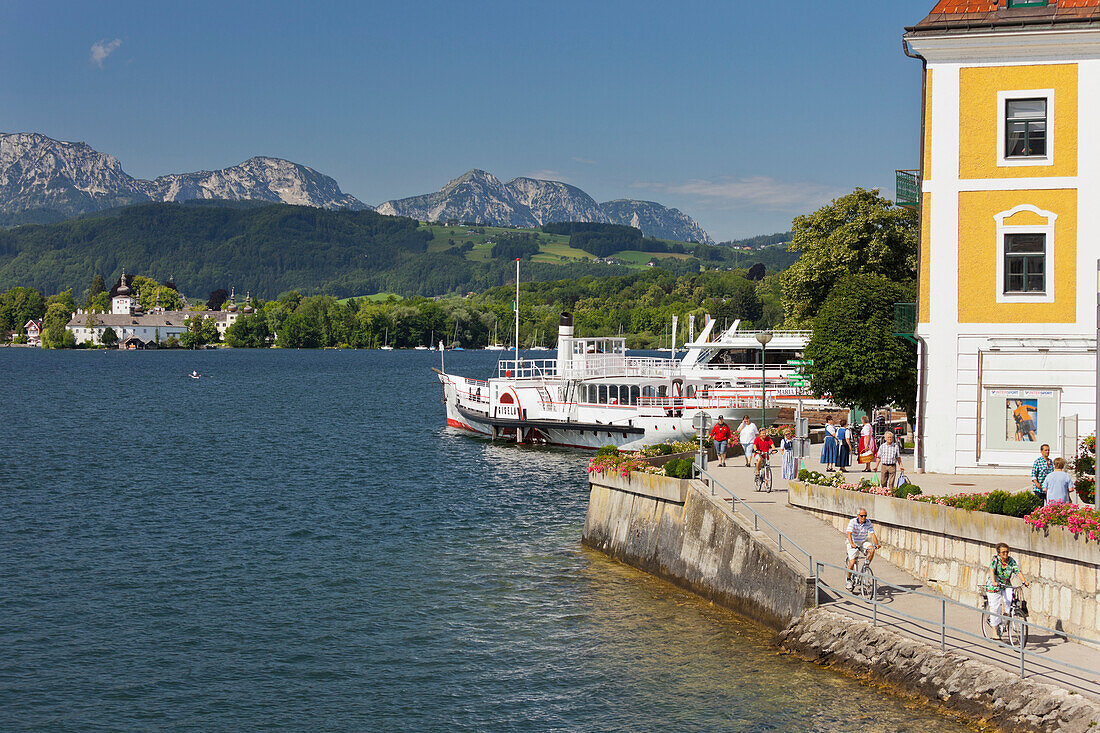 Blick von Gmunden auf den Traunsee, Schloss Orth, Salzkammergut, Oberösterreich, Österreich