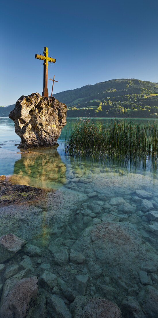 Cross on a rock, Lake Mondsee with Hoeblingkogel, Salzkammergut, Salzburg Land, Austria