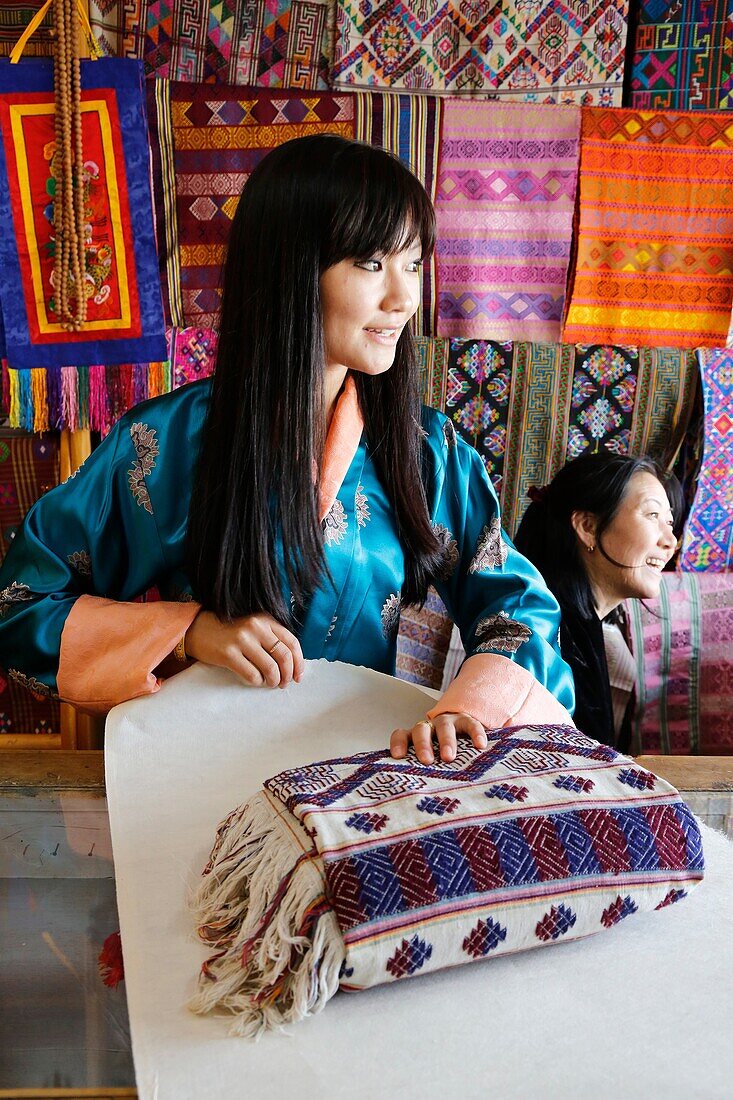Bhutan (kingdom of), District of Paro, the City of Paro, in Chencho Handycraft shop, Mrs Chuki Wangmo and her very nice daughter Tandin Bidha, a movie actress // Bhoutan (Royaume du), district de Paro, la ville de Paro, dans le magasin de produits artisan