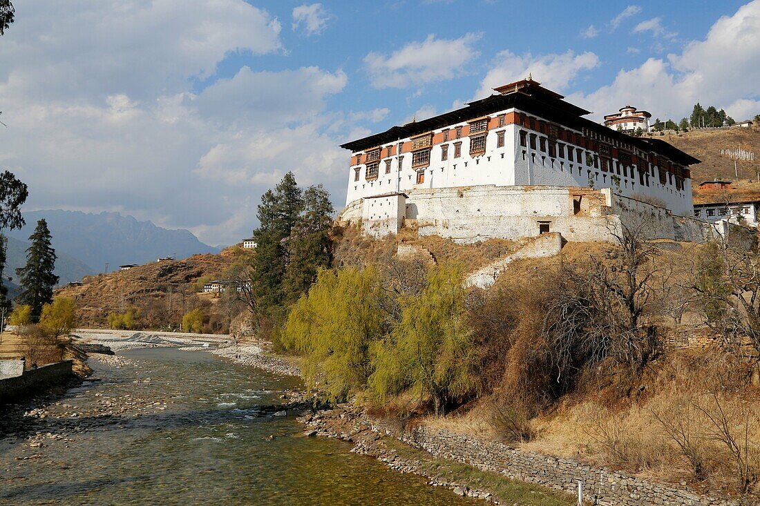 Bhutan (kingdom of), District of Paro, the City, the Dzong built in 1646 by the famous Shabdrung Namgyel, burnt in 1907 and rebuilt later on in an identical way, overlooking on river Paro // Bhoutan (Royaume du), district de Paro, la ville de Paro, le Dzo