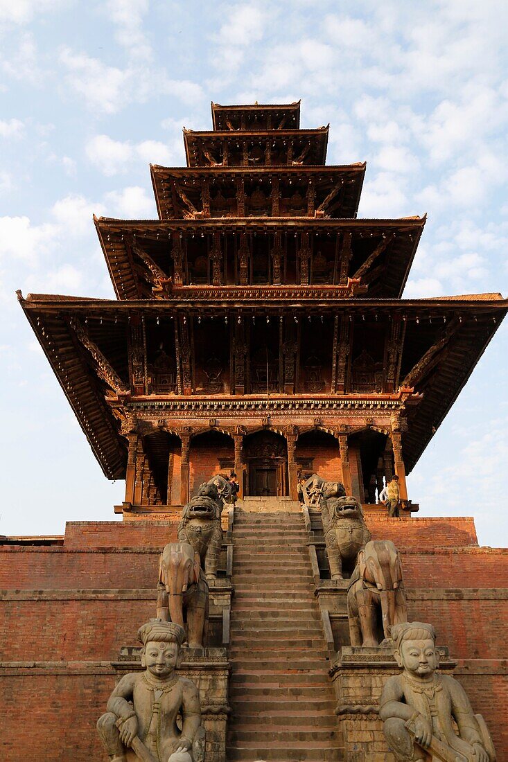 Nepal, City of Bhaktapur near Kathmandu, the Durbar square, Natyapole temple, pagoda style with 5 roofs, 40m high //Nepal, ville de Bhakpatur near Kathmandou, Durbar square ou place du palais royal, temple Natyapole en forme pagode a cinq toits haut de 40