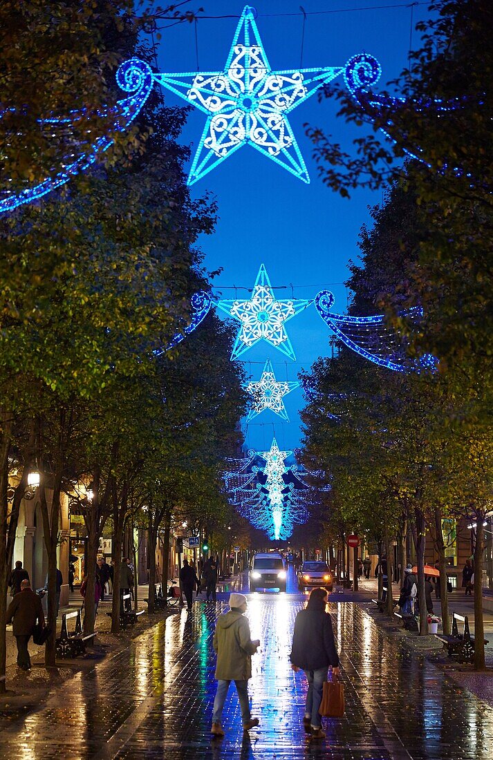 Straße mit Weihnachtsbeleuchtung, Getaria-Straße, San Sebastian, Donostia, Gipuzkoa, Baskenland, Spanien