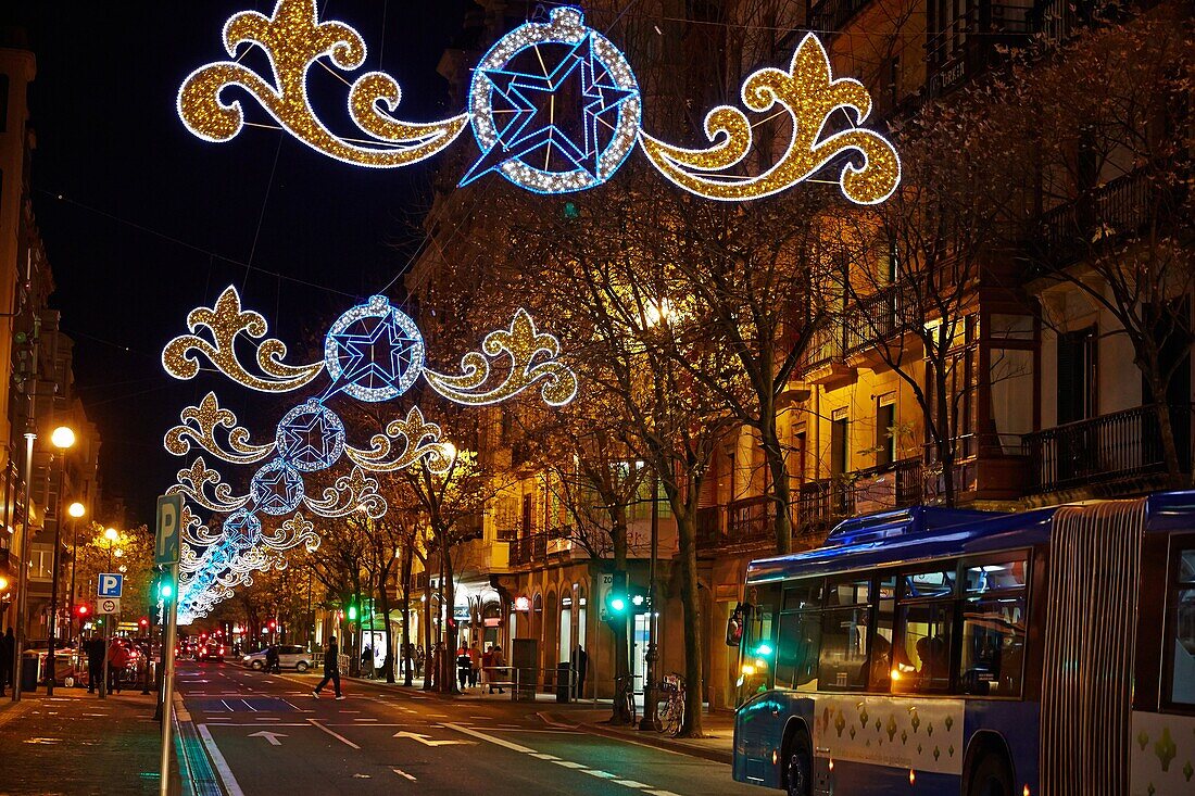 Straße mit Weihnachtsbeleuchtung, Straße Urbieta, San Sebastian, Donostia, Gipuzkoa, Baskenland, Spanien