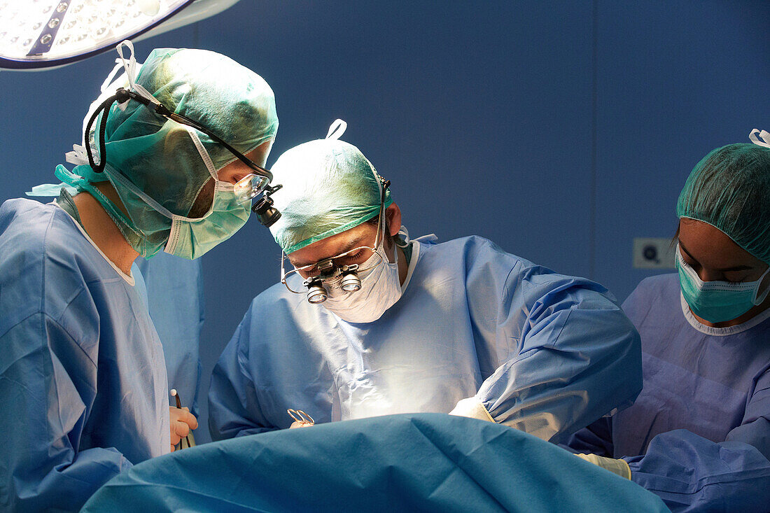 Surgeons, Vascular Operating Room, Surgery, Hospital Donostia, San Sebastian, Gipuzkoa, Basque Country, Spain