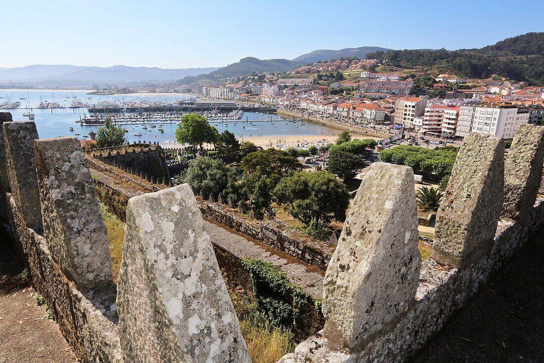 Burg von Monterreal und Jachthafen, Baiona, Pontevedra, Galicien, Spanien.