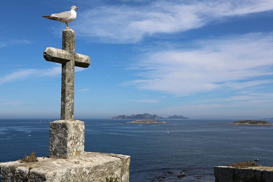 Burg von Monterreal, im Hintergrund die Cies-Inseln, Baiona, Pontevedra, Galicien, Spanien.