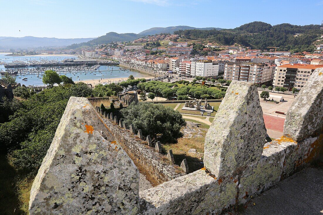 Burg Monterreal und Yachthafen, Baiona, Pontevedra, Galicien, Spanien.