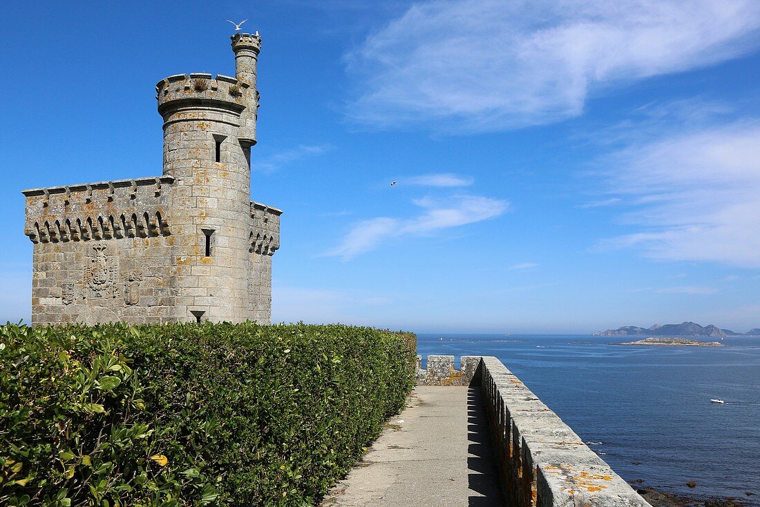 Burg von Monterreal, im Hintergrund die Cies-Inseln, Baiona, Pontevedra, Galicien, Spanien.