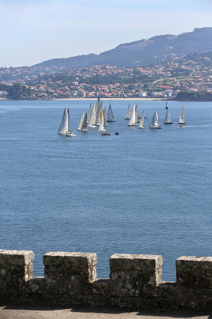 Segelboote in der Ria de Vigo, Blick von Baiona, Pontevedra, Galicien, Spanien.