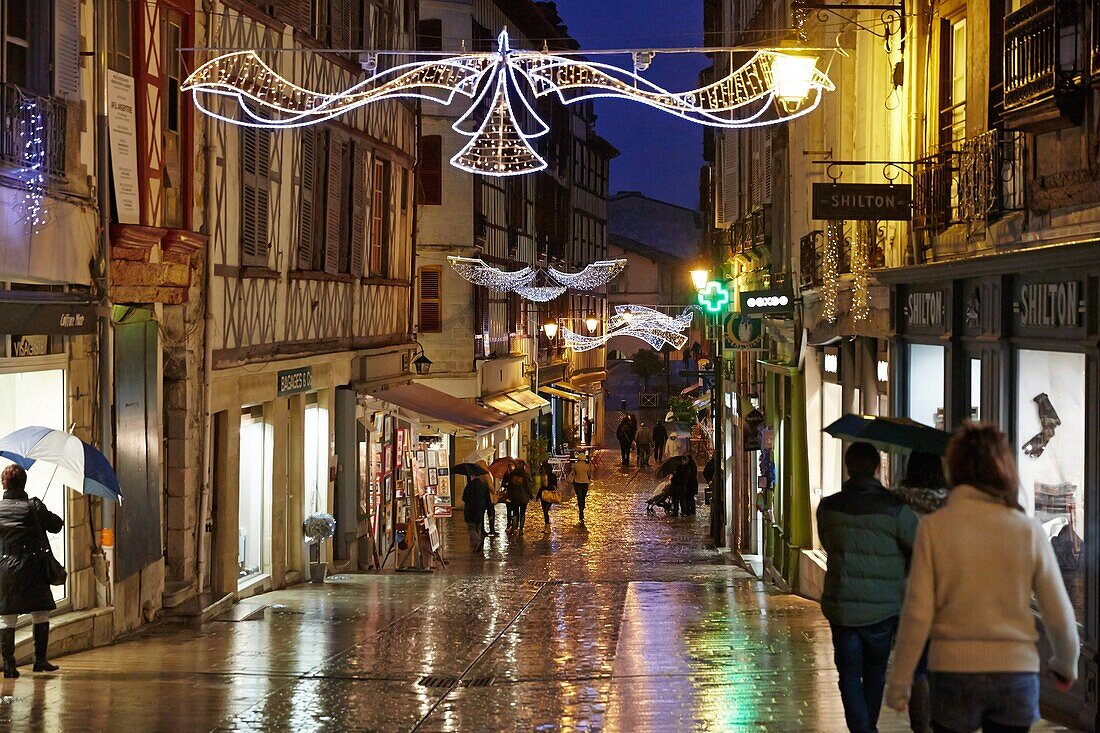 Regen, Weihnachtseinkauf, Bayonne, Aquitanien, Pyrenäen-Atlantiques, Baskenland, 64, Frankreich.