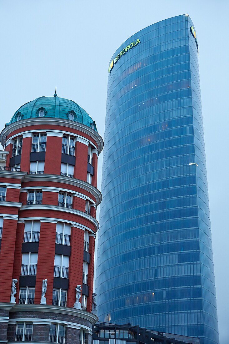 Doña Casilda Park, Iberdrola-Turm, Bilbao, Bizkaia, Baskenland, Spanien.