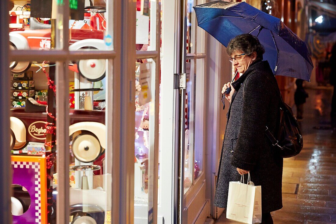 Rain, Christmas shopping, Bayonne, Aquitaine, Pyrénées-Atlantiques, Basque country, 64, France.