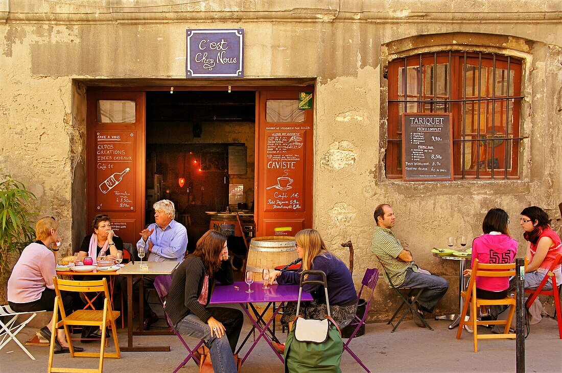 France. Aquitaine. Gironde.  ´Caviste´ wine merchant ´Chez Nous´, at the Saint Michel district, at Bordeaux