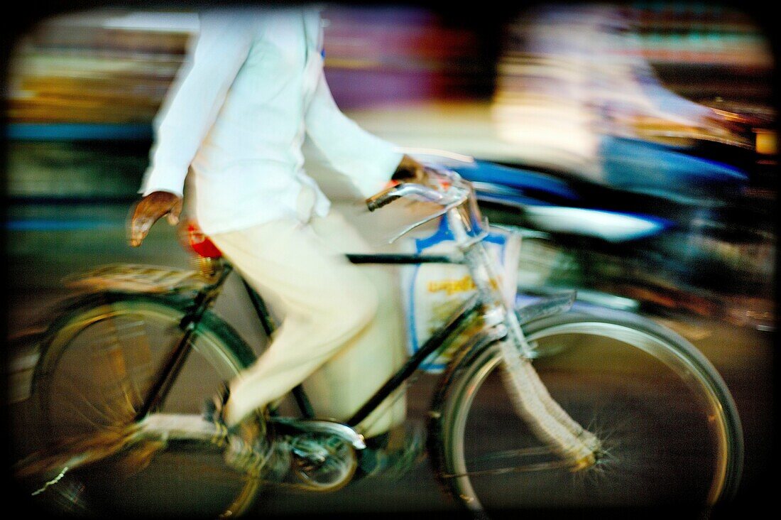 bicycle, blurred motion, color image, cycle, horizontal, human, motion, moving, people, transport, B75-1664297, AGEFOTOSTOCK 