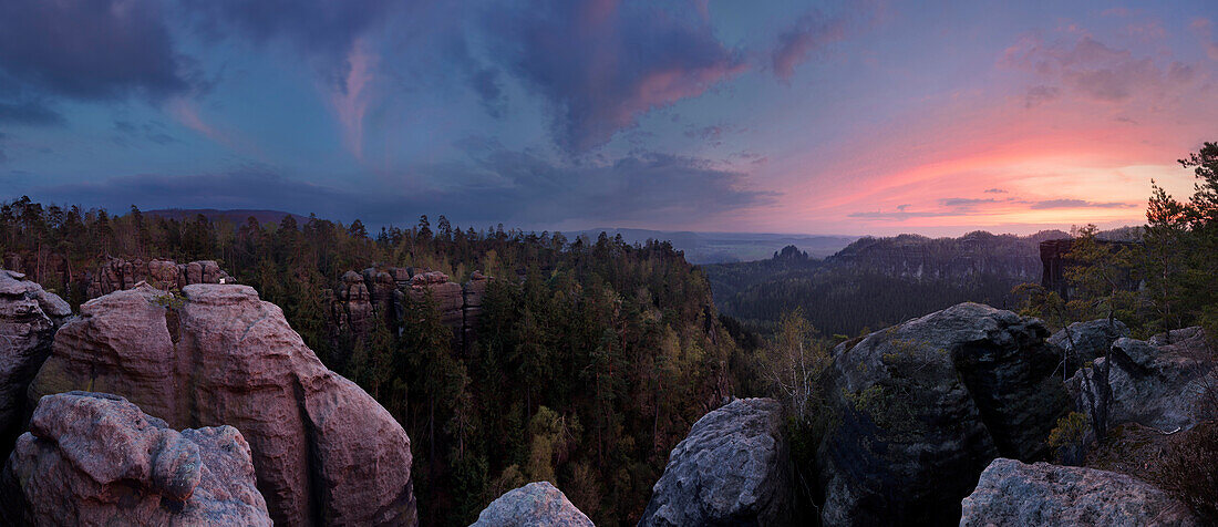 Sonnenuntergang über dem Nationalpark Sächsische Schweiz mit Blick über den Heringsgrund im Frühling, Sachsen, Deutschland