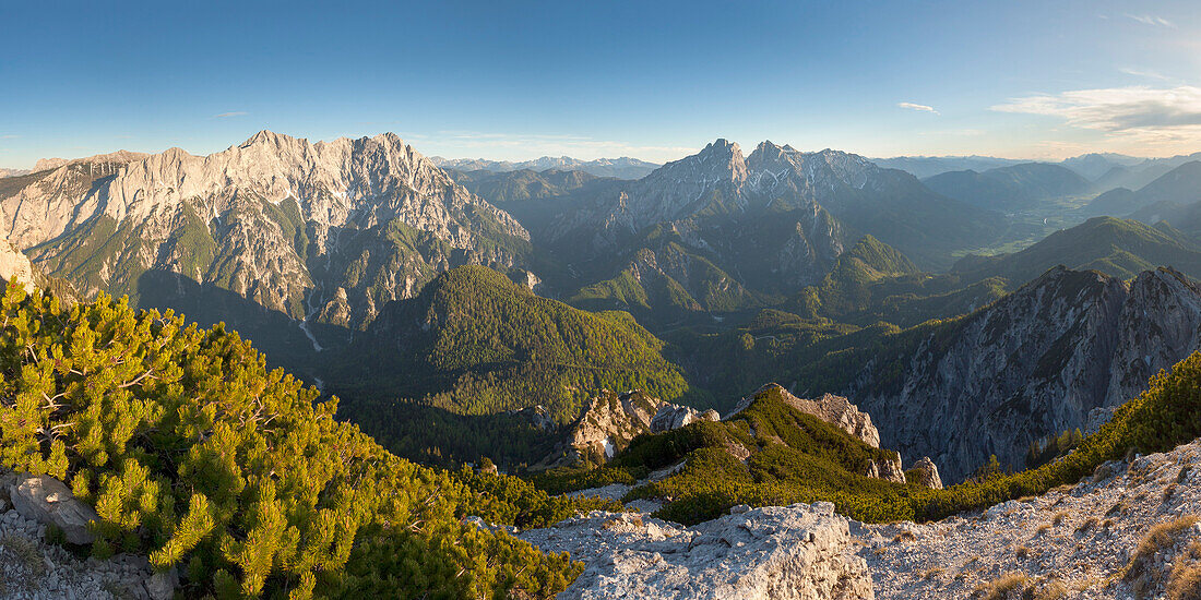 Weitläufiges Panorama vom großen Buchstein über den Nationalpark Gesäuse mit den Gipfeln der Hochtor- und Admonter Reichensteingruppe (von links) an einem Frühlingstag, Ennstaler Alpen, Steiermark, Österreich