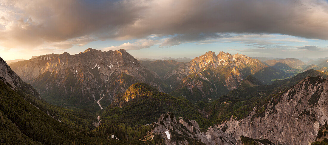 Weitläufiges Panorama vom großen Buchstein über den Nationalpark Gesäuse mit den Gipfeln der Hochtor- und Admonter Reichensteingruppe (von links) im ersten Sonnenlicht, Ennstaler Alpen, Steiermark, Österreich