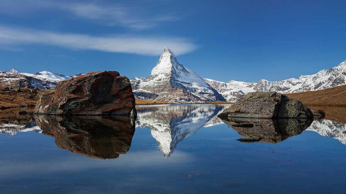 Blick auf das Matterhorn mit Spiegelung im Stellisee im Herbst, Zermatt, Wallis, Schweiz