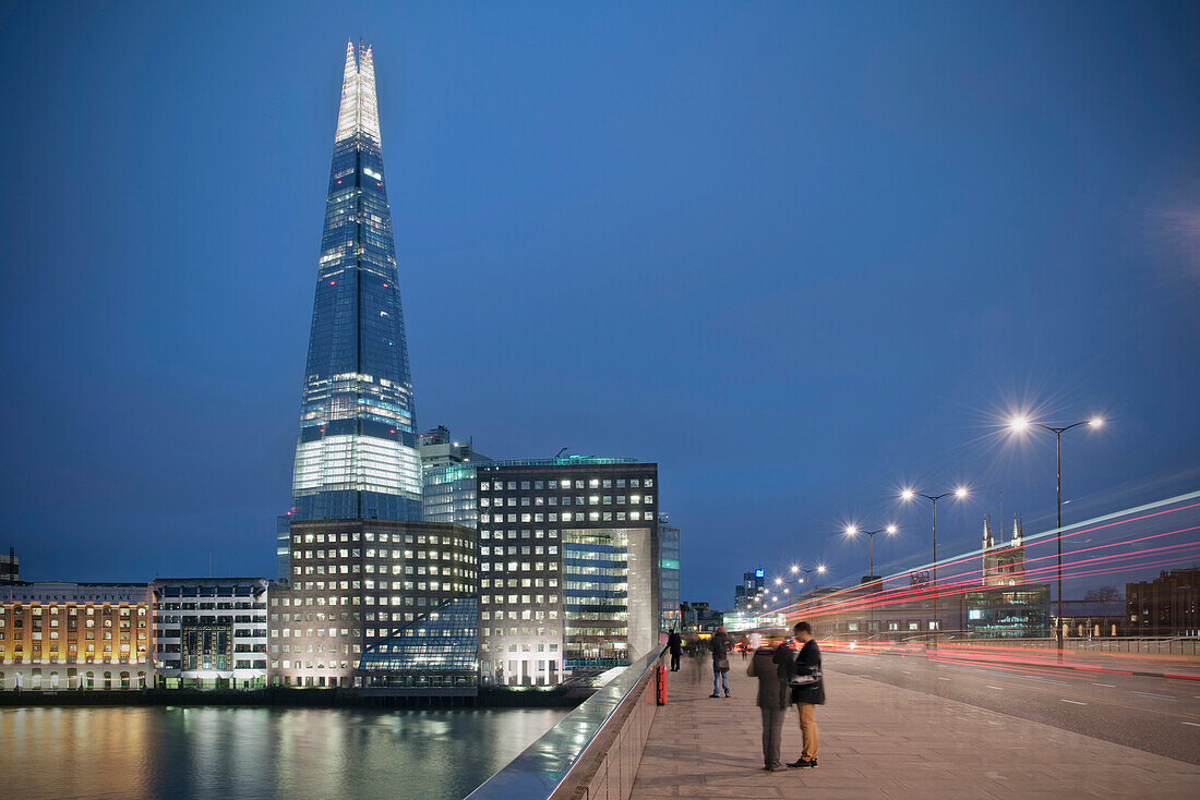 the Shard mit Brücke bei Nacht, Wolkenkratzer, London, England, Vereinigtes Königreich, Europa, Architekt Renzo Piano