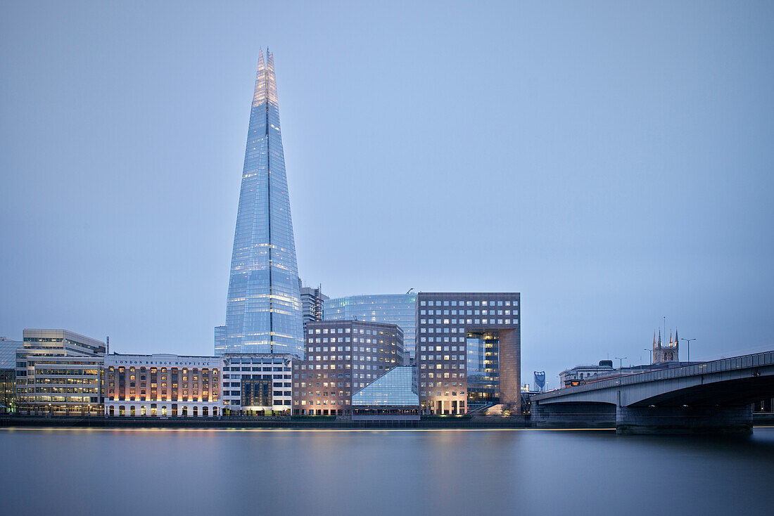 the Shard und die Themse bei Nacht, blaue Stunde, Wolkenkratzer, London, England, Vereinigtes Königreich, Europa, Architekt Renzo Piano, Langzeitbelichtung