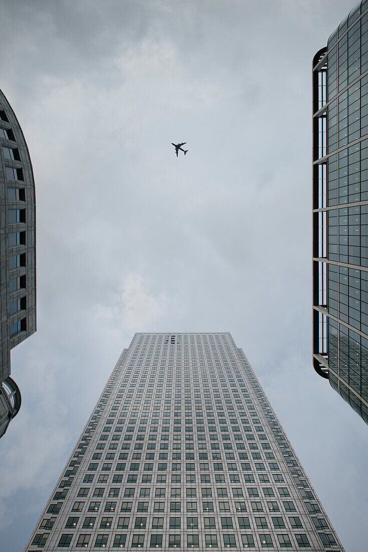 Bürogebäude und Flugzeug, Wolkenkratzer, Canary Wharf, London, England, Vereinigtes Königreich, Europa