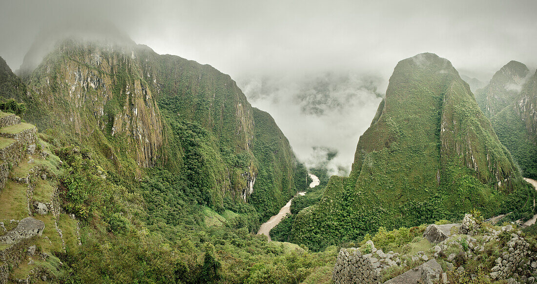 Blick von Machu Picchu auf Urubamba Fluss Tal, Cusco, Cuzco, Peru, Anden, Südamerika