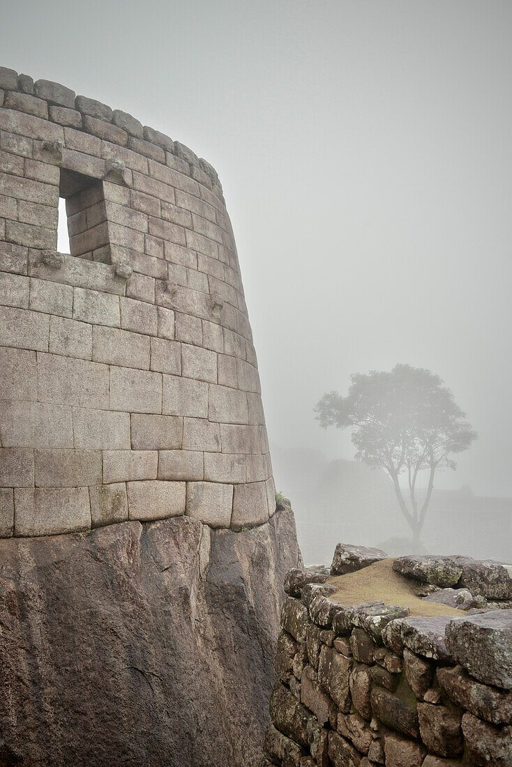 Ruine von Inka Tempel im Nebel, Machu Picchu, Cusco, Cuzco, Peru, Anden, Südamerika