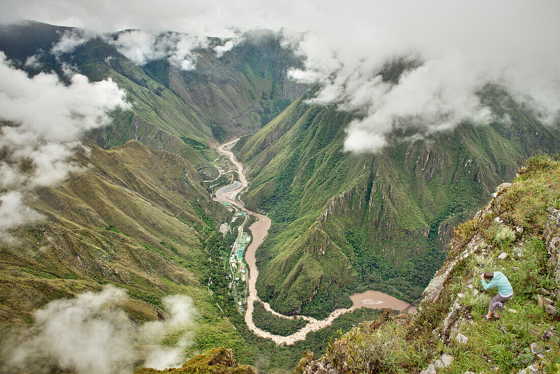 Blick von Montana Machu Picchu auf Urubamba Fluss Tal, Cusco, Cuzco, Peru, Anden, Südamerika