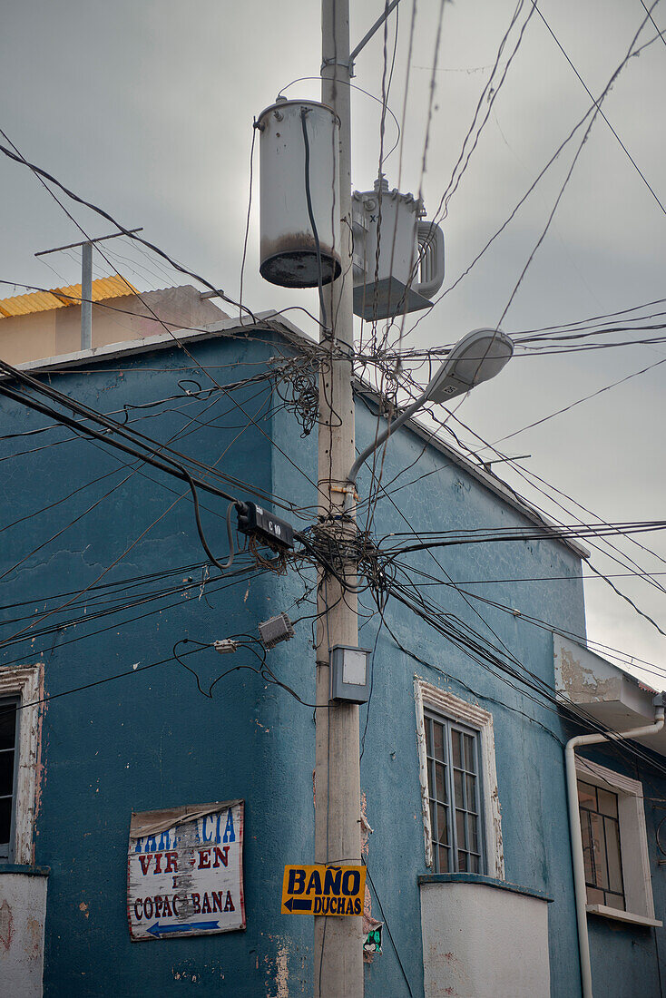 Street lights and weird wiring, Virgen de Copacabana, Copacabana, lake Titicaca, Bolivia, Andes, South America