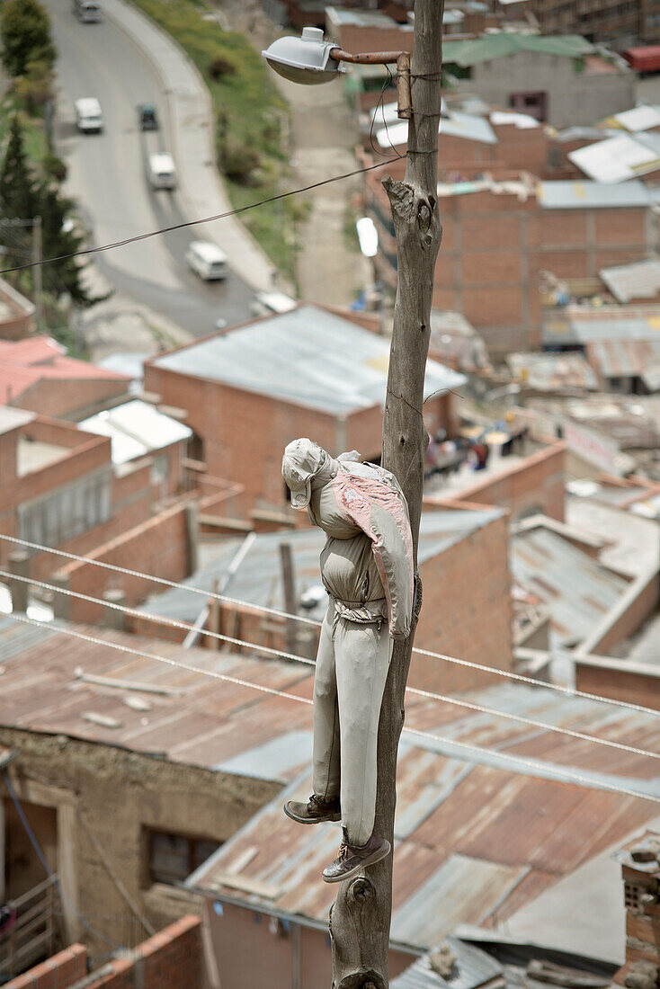 Puppe an Stromast als Warnung für Diebe, La Paz, Bolivien, Anden, Südamerika