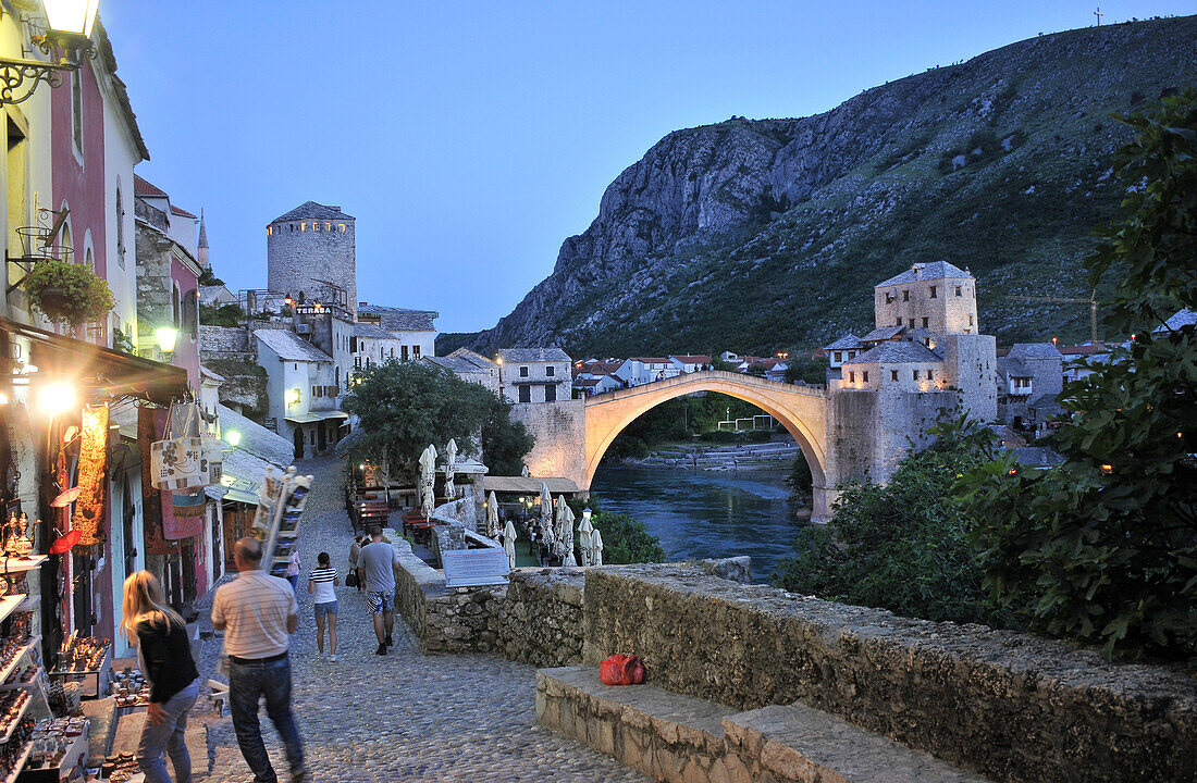 An der Alten Brücke im Abendlicht, Mostar, Bosnien und Herzegowina