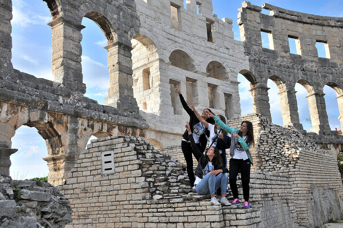 Mädchen in der römischen Arena, Pula, Istrien, Kroatien
