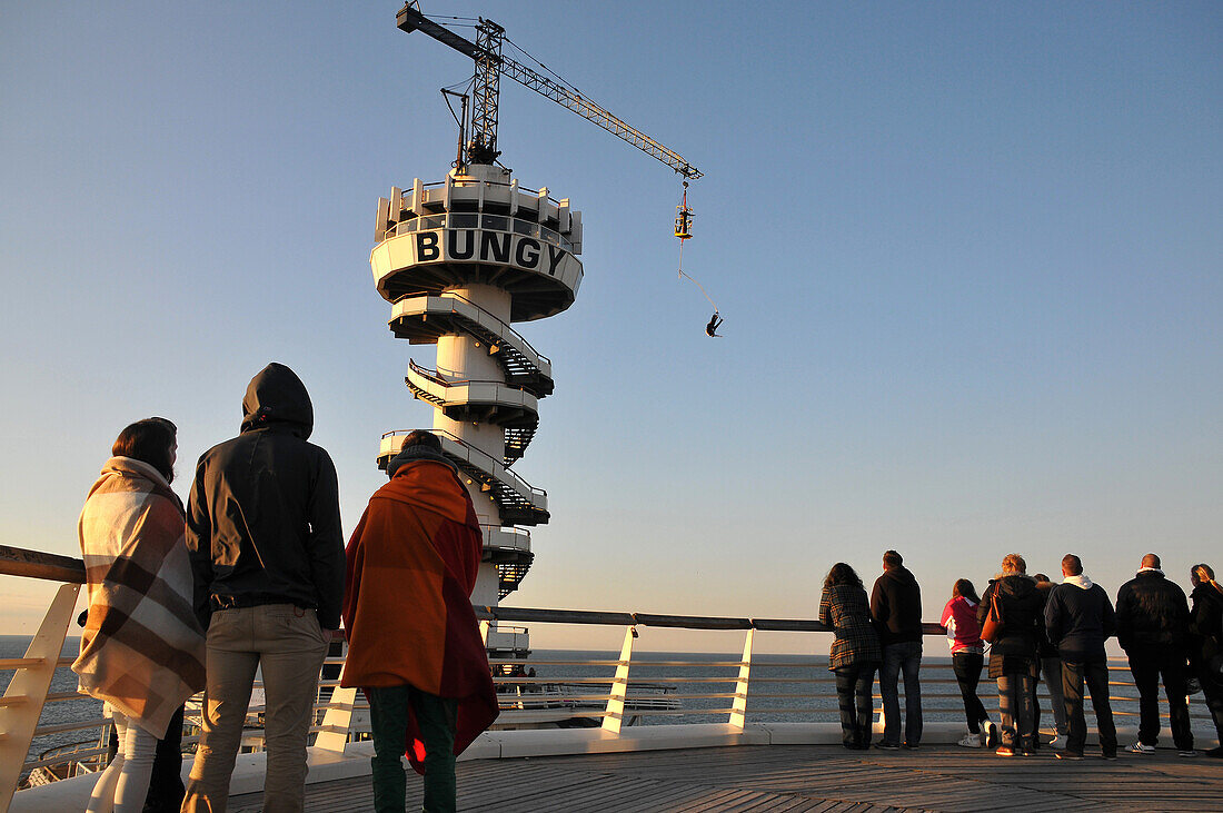 Bungee auf dem Casino-Pier, Scheveningen an der Nordseeküste, Niederlande