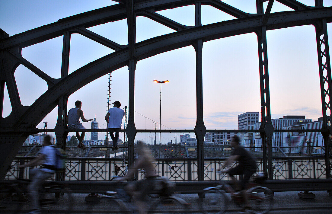 Abends auf der Hacker Brücke, München, Bayern, Deutschland